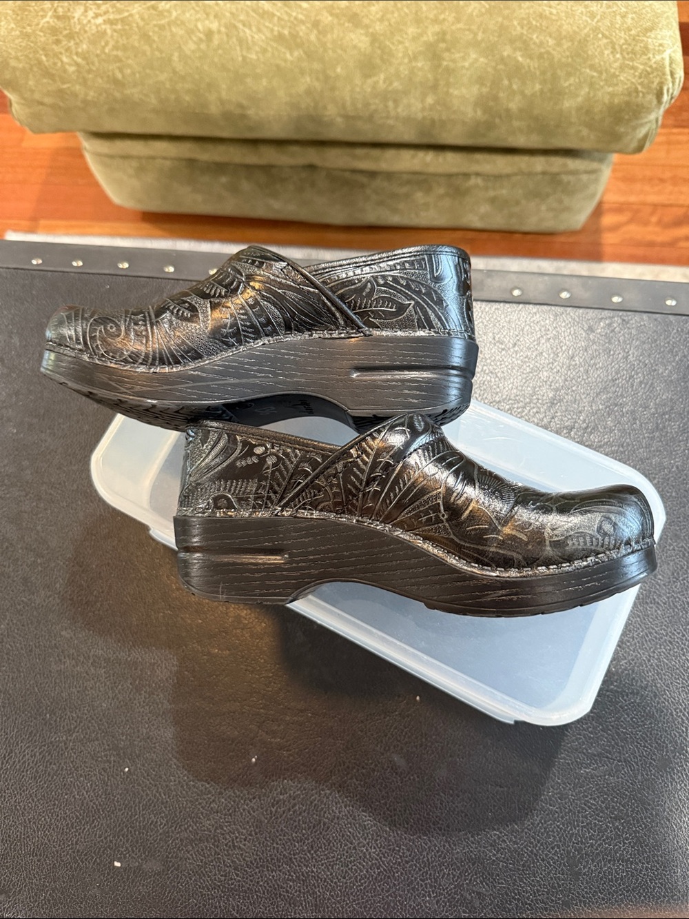 Dansko Black Embossed Floral Tooled Leather Clogs 39 - Picture 5 of 11